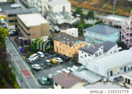 ミニチュア風アパートと駐車場 110152779