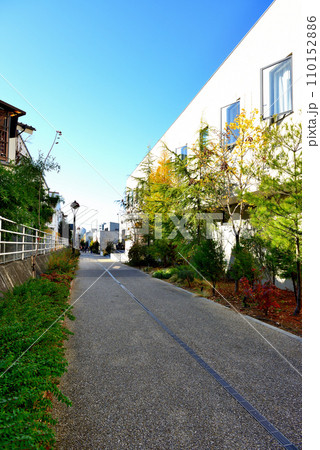 下北沢駅から東北沢駅間の新規開発エリア、商業施設リロードの風景 110152886