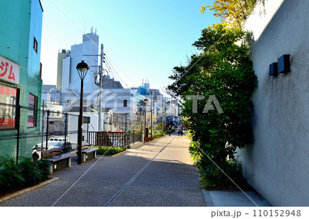 下北沢駅から東北沢駅間の新規開発エリア、商業施設リロードの風景 110152948