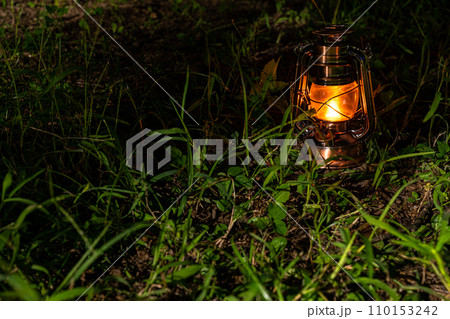 森の中のランタン 110153242