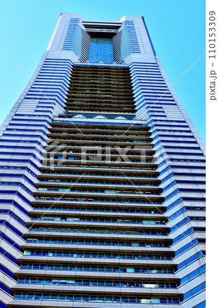 ランドマークタワー見上げ 110153309