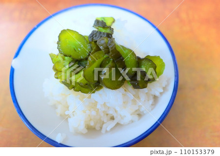 ラーメン屋さんのおかわり自由ご飯(漬物乗せ) ラーメン屋さんのおかわり自由ご飯(漬物乗せ) 110153379