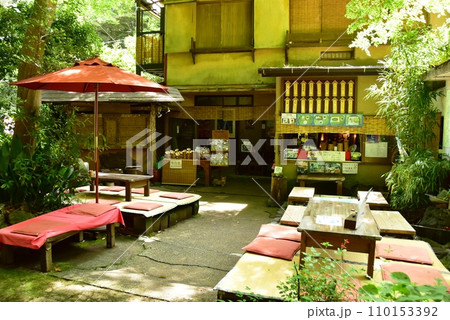 湯河原町 不動滝の不動滝茶屋と新緑 湯河原町 不動滝の不動滝茶屋と新緑 110153392