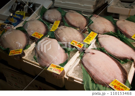 塩釜仲卸市場に並ぶ子持ちなめたかれい 塩釜仲卸市場に並ぶ子持ちなめたかれい 110153468