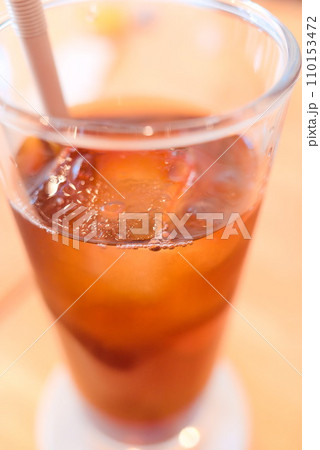 カフェのアイスティー 110153472
