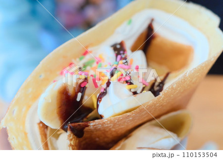ミックスカラフルスプレーが降り掛かったイチゴ味のクレープ 110153504