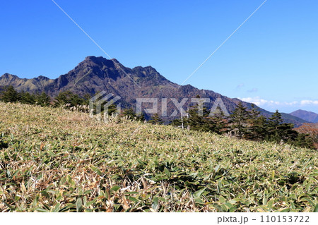 伊吹山山頂から石鎚山を眺める 秋 (四国 高知県) 伊吹山山頂から石鎚山を眺める 秋 (四国 高知県) 110153722