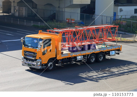 クレーンブームを運搬中のトラック クレーンブームを運搬中のトラック 110153773