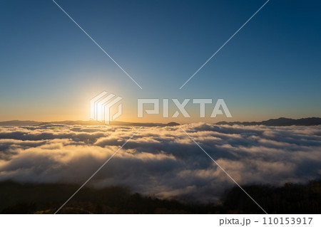 美幌峠から見た屈斜路湖に昇る朝日と朝日色に染まる雲海 110153917