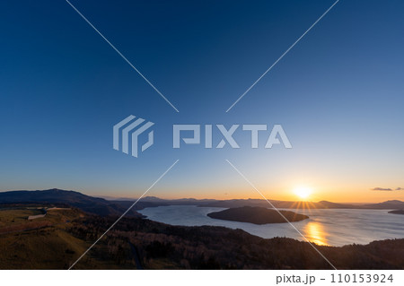 屈斜路湖の朝日と光の道 110153924