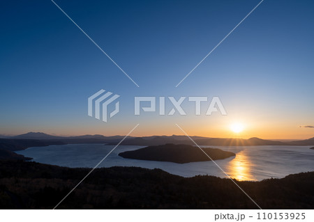 屈斜路湖の朝日と光の道 110153925