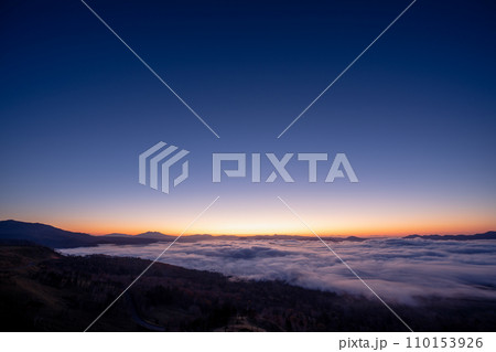 屈斜路湖のブルーモーメントと雲海 110153926