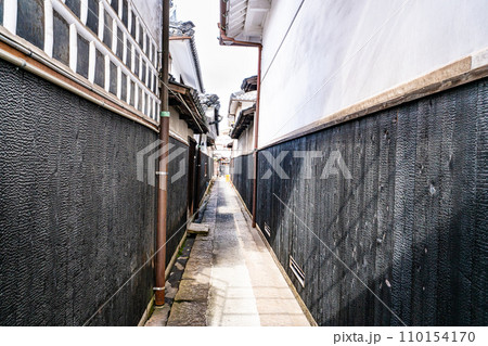 【重要伝統的建造物群保存地区】倉敷川畔 東町の白壁と板壁の路地4 岡山県倉敷市 【重要伝統的建造物群保存地区】倉敷川畔 東町の白壁と板壁の路地4 岡山県倉敷市 110154170