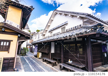 【重要伝統的建造物群保存地区】倉敷川畔 折れ曲がった白壁の路地1 岡山県倉敷市 【重要伝統的建造物群保存地区】倉敷川畔 折れ曲がった白壁の路地1 岡山県倉敷市 110154176