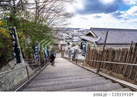 【重要伝統的建造物群保存地区】倉敷川畔 初冬の阿智神社の参道1 岡山県倉敷市 【重要伝統的建造物群保存地区】倉敷川畔 初冬の阿智神社の参道1 岡山県倉敷市 110154184