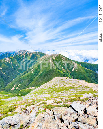 夏の常念岳登山(常念岳山頂から大天井岳方面の眺め) 夏の常念岳登山(常念岳山頂から大天井岳方面の眺め) 110154260