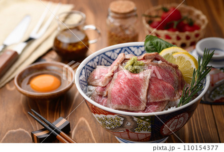 ローストビーフ丼 ローストビーフ丼 110154377