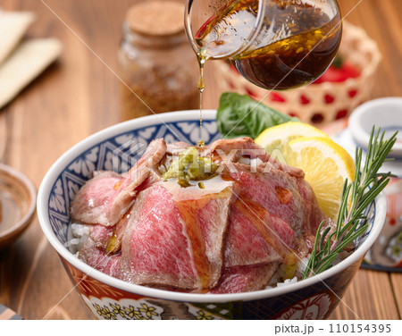 ローストビーフ丼 ローストビーフ丼 110154395