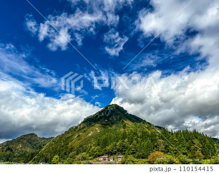 秋の空と蒲生岳~会津のマッターホルン~ 秋の空と蒲生岳~会津のマッターホルン~ 110154415