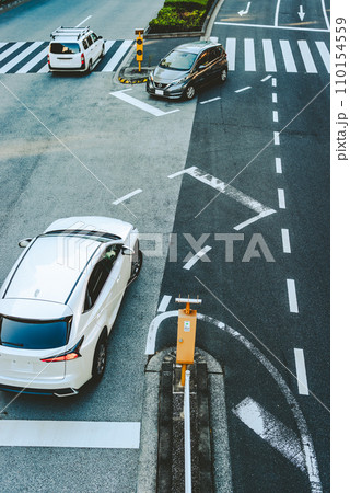 幹線道路の交差点の俯瞰 右折待ち車両と直進車両 b-5 フィルム調 幹線道路の交差点の俯瞰 右折待ち車両と直進車両 b-5 フィルム調 110154559