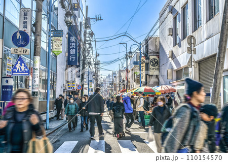 鎌倉市大船の都市風景　大船駅　大船仲通商店会 110154570
