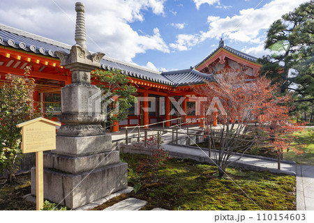 蓮華王院 三十三間堂の法然塔(名号石) 蓮華王院 三十三間堂の法然塔(名号石) 110154603