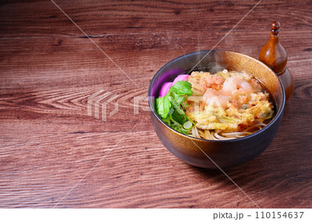 湯気は合成。かき揚げそば、蕎麦、年越しそば。お蕎麦、ソバ、めんつゆ、天ぷら、野菜と小エビのかき揚げ。 湯気は合成。かき揚げそば、蕎麦、年越しそば。お蕎麦、ソバ、めんつゆ、天ぷら、野菜と小エビのかき揚げ。 110154637