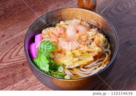 湯気は合成。かき揚げそば、蕎麦、年越しそば。お蕎麦、ソバ、めんつゆ、天ぷら、野菜と小エビのかき揚げ。 110154639