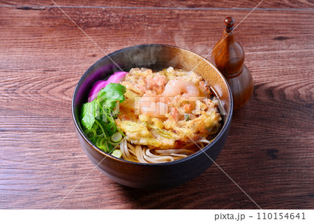 湯気は合成。かき揚げそば、蕎麦、年越しそば。お蕎麦、ソバ、めんつゆ、天ぷら、野菜と小エビのかき揚げ。 湯気は合成。かき揚げそば、蕎麦、年越しそば。お蕎麦、ソバ、めんつゆ、天ぷら、野菜と小エビのかき揚げ。 110154641