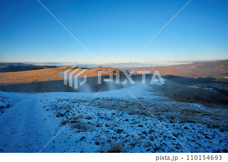 人工降雪機が稼働している車山の風景 110154693