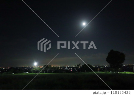 公園の高台から臨む中秋の名月 110155423