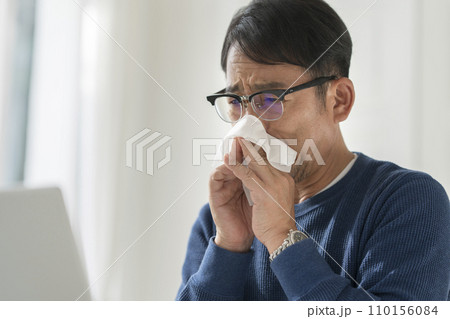 ティッシュで鼻をかむ50代半ばの男性 ティッシュで鼻をかむ50代半ばの男性 110156084