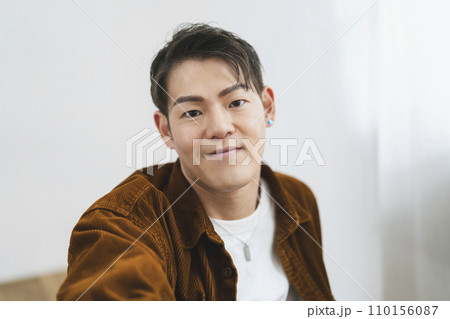 カメラ目線で微笑む30代の男性 ポートレート カメラ目線で微笑む30代の男性 ポートレート 110156087