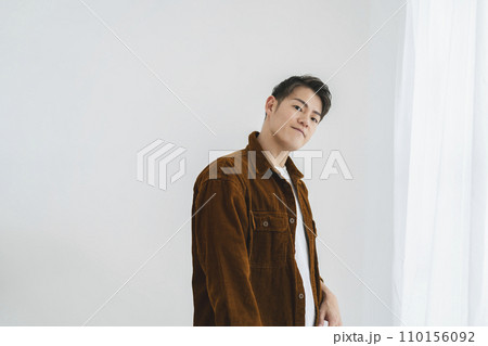 カメラ目線の30代の男性  　ポートレート 110156092