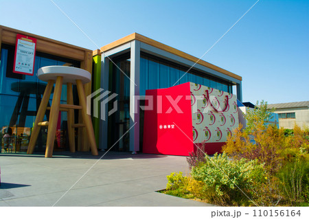 春華堂スイーツバンクの巨大イスと紙袋のオブジェ 春華堂スイーツバンクの巨大イスと紙袋のオブジェ 110156164