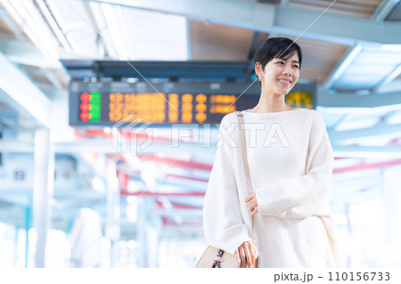 駅を歩く若い女性　撮影協力「京王電鉄株式会社」 110156733