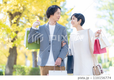 ショッピングをする若いカップル ショッピングをする若いカップル 110156774