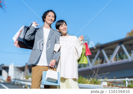 ショッピングをする若いカップル ショッピングをする若いカップル 110156810