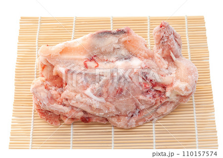 国産の鶏ガラ(組ガラ)凍結品【白背景】 国産の鶏ガラ(組ガラ)凍結品【白背景】 110157574