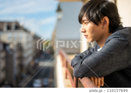 悲しそうな人物のイメージカット 悲しそうな人物のイメージカット 110157699