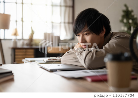 かっこいい男性のポートレート カジュアルウェア かっこいい男性のポートレート カジュアルウェア 110157704