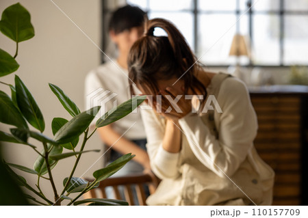 物悲しい人物のイメージカット 物悲しい人物のイメージカット 110157709