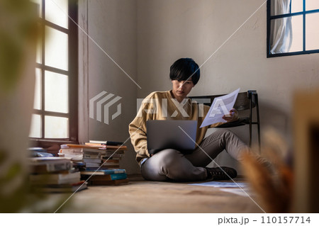 在宅ワーカーの男性ポートレート 110157714