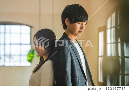 寄り添う二人（男女） 110157715
