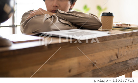 かっこいい男性のポートレート　カジュアルウェア 110157718