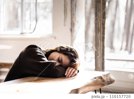 物悲しい人物のイメージカット 物悲しい人物のイメージカット 110157720