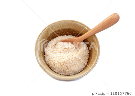 顆粒タイプの鶏ガラスープの素【白背景・切り抜き】 110157766