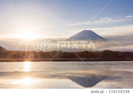 (山梨県)精進湖から望む 富士山 日の出 (山梨県)精進湖から望む 富士山 日の出 110158198