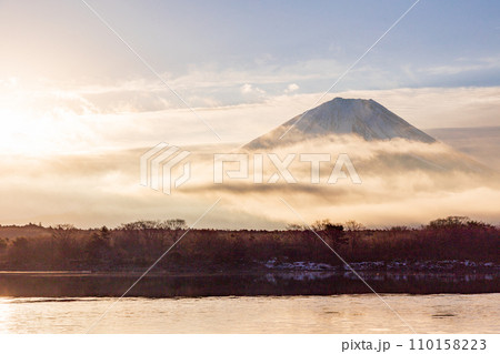 （山梨県）精進湖から望む　富士山　日の出 110158223