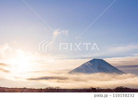 （山梨県）精進湖から望む　富士山　日の出 110158232